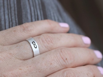 ∞ Infinity Unendlichkeit Ring aus 925 Sterling Silber 5mm breit handgestempelt, geschwärzt, glänzend - 