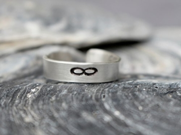 ∞ Infinity Unendlichkeit Ring aus 925 Sterling Silber 5mm breit handgestempelt, geschwärzt, glänzend -