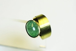 Großer goldener Smaragd-Ring -
