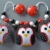 Nählsbeth Kinderwagenkette Pinguin – schwarz, rot – mit einem Knister-, Rassel- und Quietscher-Pinguin und zwei Glöckchen - 