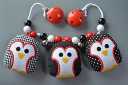 Nählsbeth Kinderwagenkette Pinguin - schwarz, rot - mit einem Knister-, Rassel- und Quietscher-Pinguin und zwei Glöckchen -