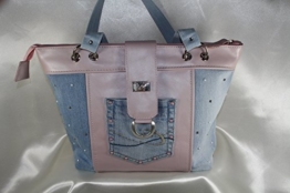 trendige Handtasche Echtleder rose kombiniert mit Jeans -