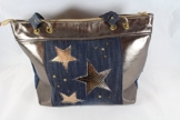 trendige Sternen Handtasche Echtleder Bronze/Metallic kombiniert mit Jeans -